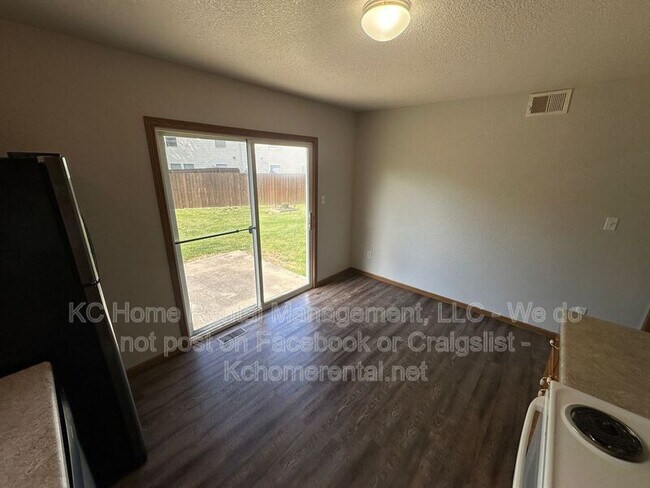 Building Photo - 709 SE Drew Ct