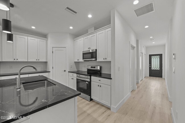 Building Photo - 213 Deportivo Dr