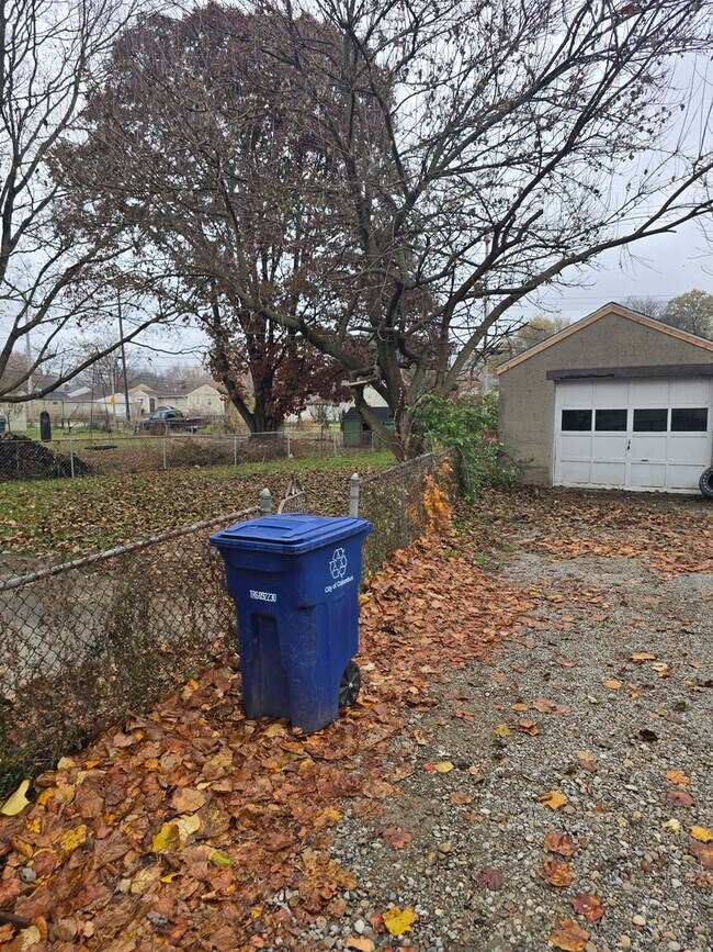 Building Photo - 1820 Oakwood Ave