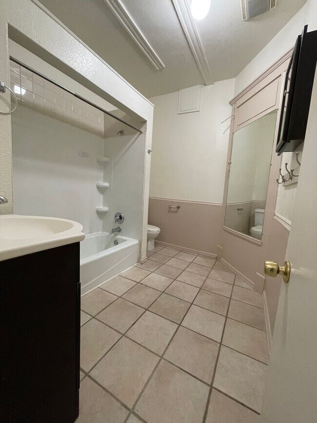 Building Photo - 207 Midway Ave