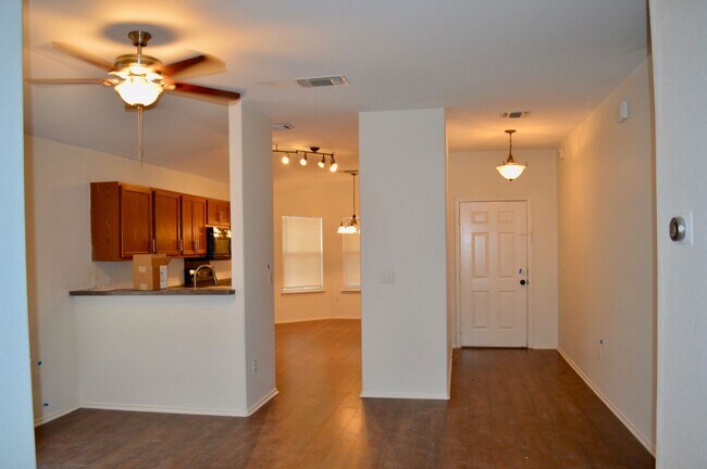 Building Photo - Charming 3 bed 2 bath home in Converse, TX