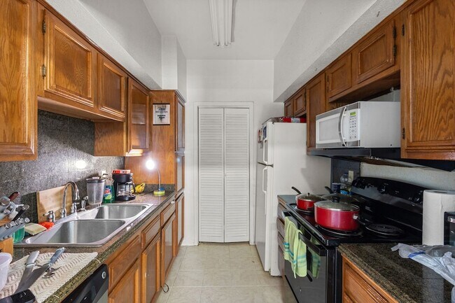 Building Photo - 6602 Harbor Town Dr