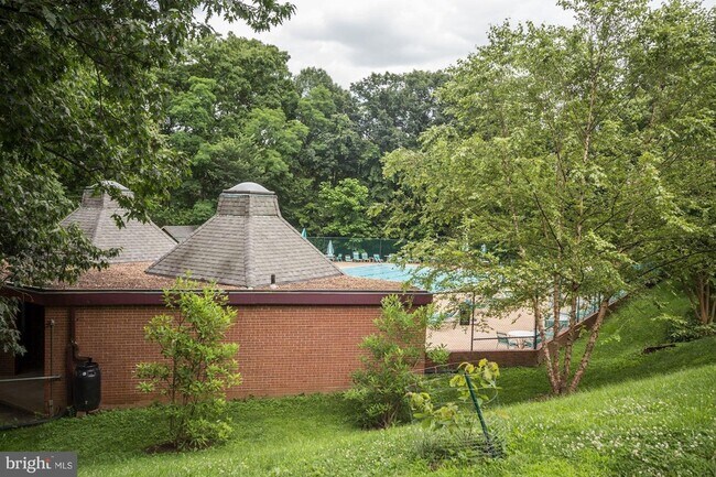 Building Photo - 1415 S Barton St
