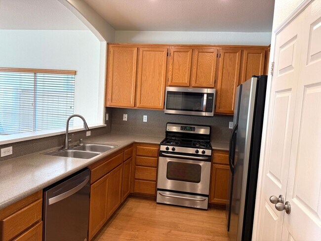 Building Photo - Beautiful 3 Bedroom 2.5 bathroom townhome ...