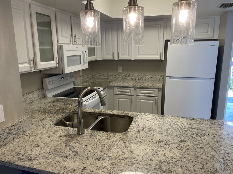 2BR, 2BA - 1,150SF - Kitchen - Bridgewater Pointe Apartments
