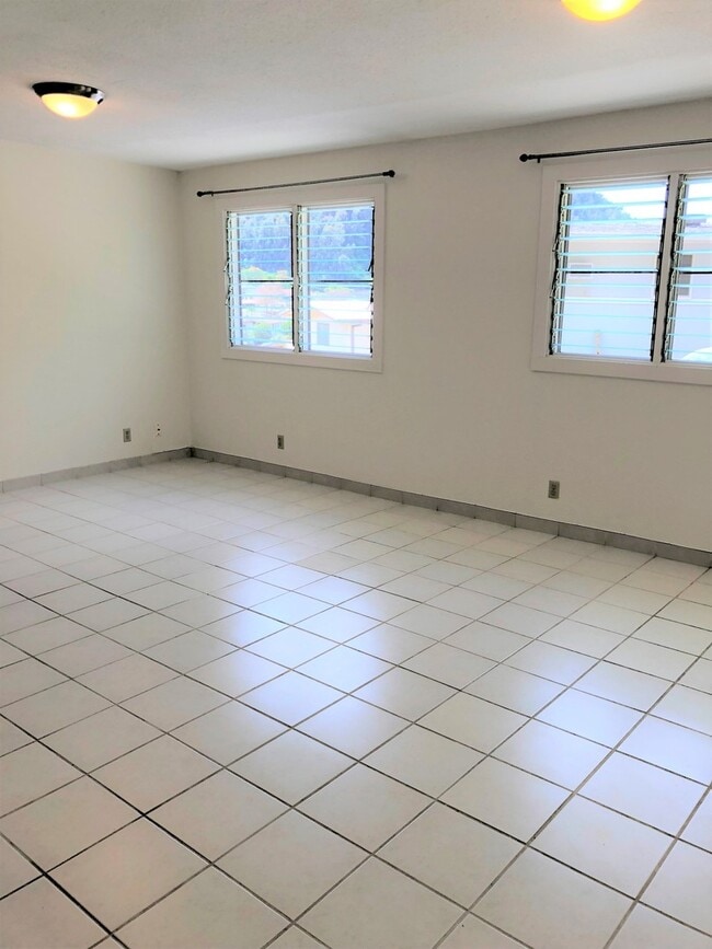 Building Photo - Highly Desirable Dowsett - Studio
