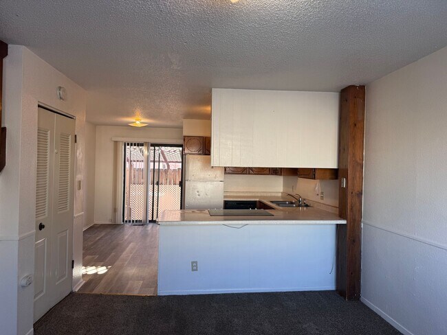 Building Photo - 2 Bed, 1 Bath, 2 Story Townhouse!!!