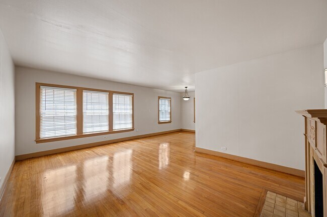 Building Photo - 1806 Banks St
