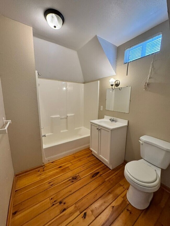 Building Photo - 3 bed 2.5 baths with new paint, carpet and appliances in Chickasha! ready for move in!