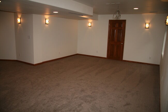 Building Photo - Gorgeous 5 bedroom home in the Broadmoor B...