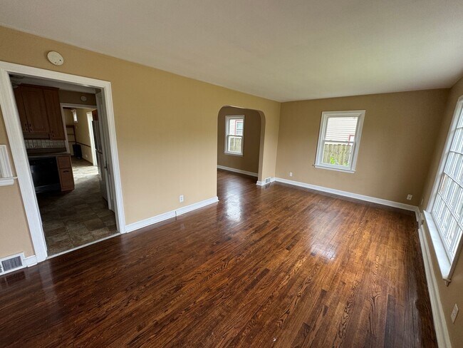 Building Photo - Charming 3 Bedroom Home With Fireplace and 2-Car Garage in Moline!