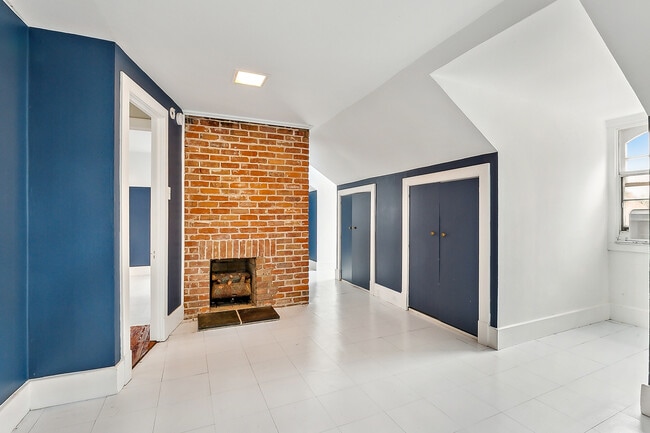 Building Photo - 523 Turquoise St