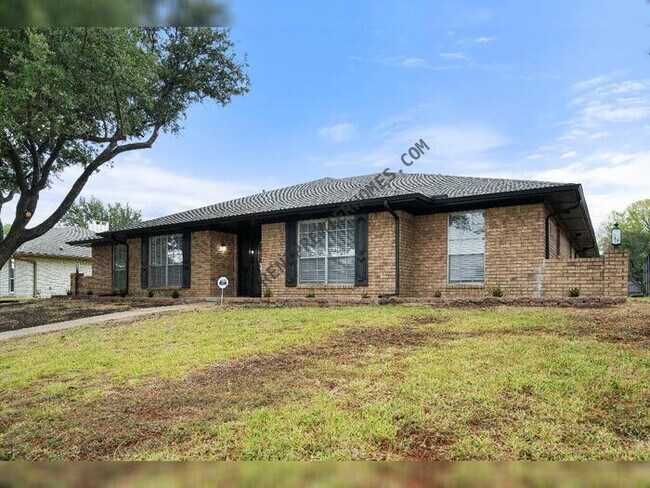 Building Photo - 1410 Pine Hill Dr
