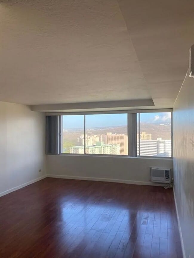 Building Photo - High-Floor Studio Featuring Full Kitchen, Parking & Brilliant Views at The Five Regents