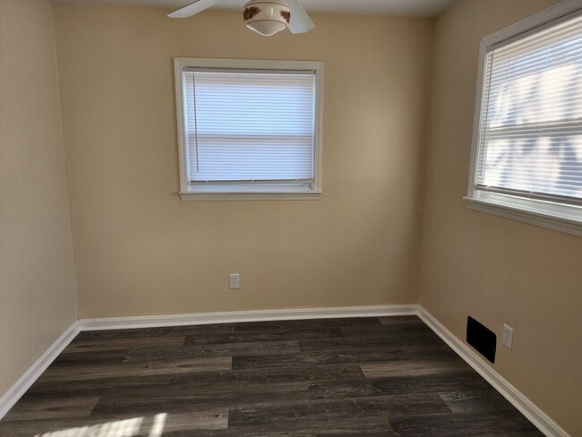 Building Photo - Beautiful 3 Bedroom 2 Bathroom Home