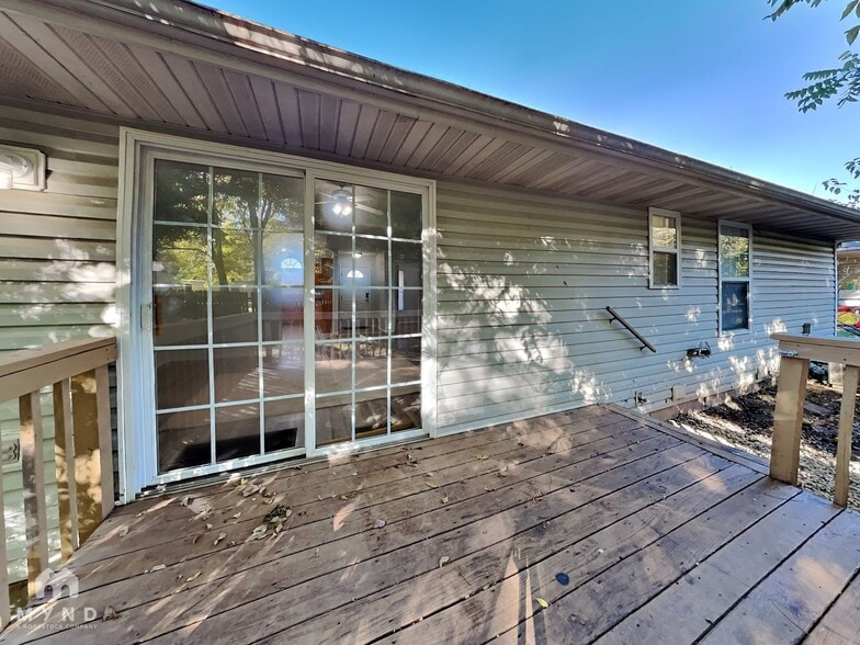 Building Photo - 674 N Jonathan Ave