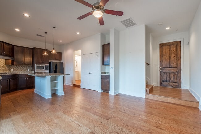 Building Photo - Beautiful 2 Bedroom, 2.5 Bath Townhome in Northwest Austin