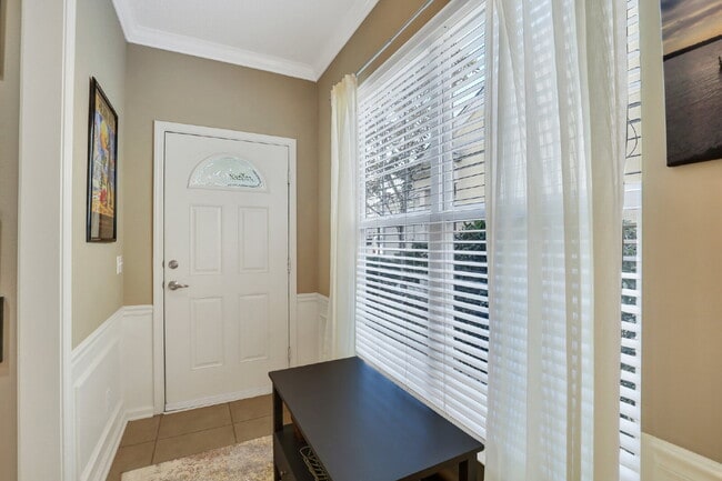 Building Photo - Charming 2-Bedroom, Plus Den Home with 2 F...