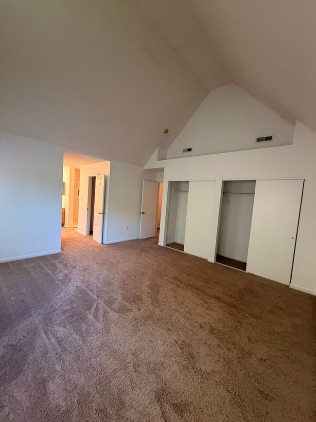 Building Photo - 325 Town Pointe Way