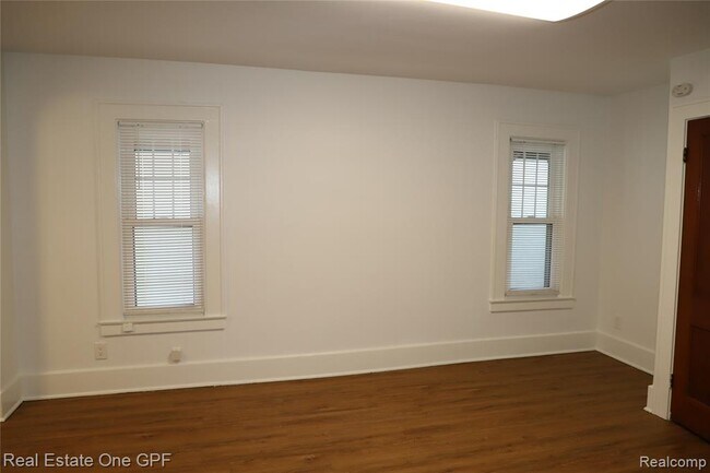 Building Photo - 271 W Maple Rd