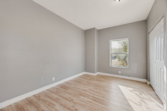 Building Photo - 815 N Travis St