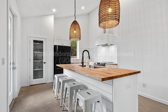 Building Photo - 581 Hazel St