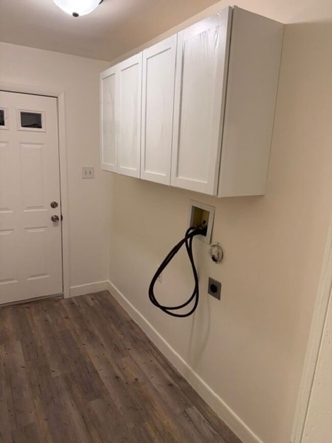 Building Photo - Spacious Renovated Townhome 3-4 bedrooms | Move in Ready!