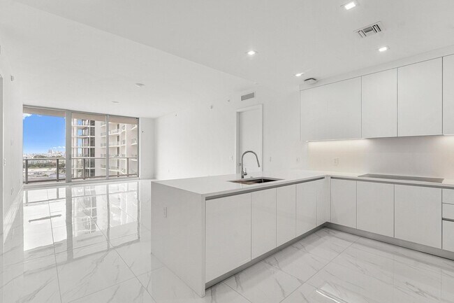 Building Photo - 220 Lake Shore Dr