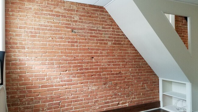 Building Photo - Charming townhouse in downtown Frederick r...