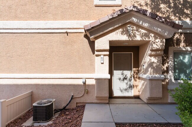 Building Photo - Gated Community Townhome 2 bedroom, 2 bathroom, 1 car garage