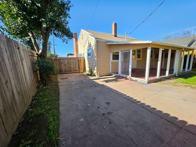 Building Photo - Cozy Home Close To UOP