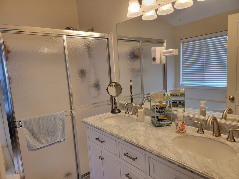 Master bathroom - 4614 Buckhorn Rdg