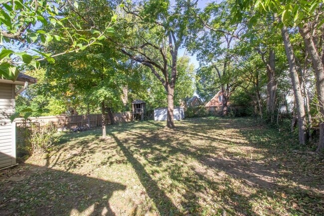 Building Photo - 517 E 2nd St