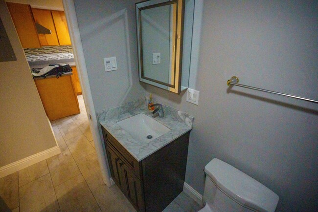 Building Photo - In-Unit Laundry! Spacious 1-Bedroom, 1-Bat...