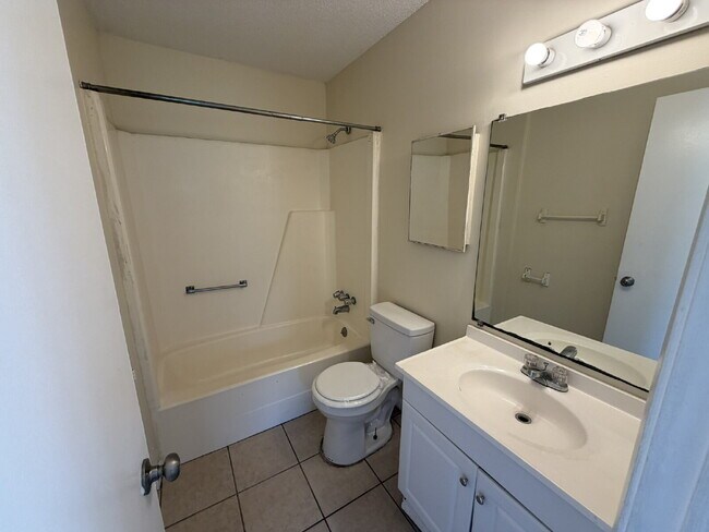 Building Photo - Duplex for Rent