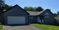 Building Photo - One level living in highly sought Bluegras...