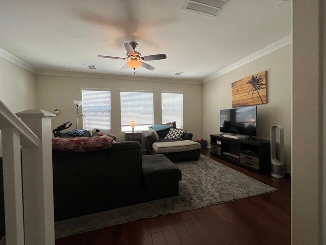 Building Photo - ABSOLUTELY AMAZING! Large 4 bedroom 2 stor...