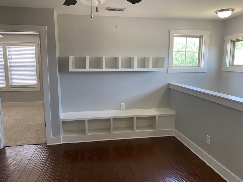 Building Photo - Well Maintained 3 Bedroom Home in The Pres...