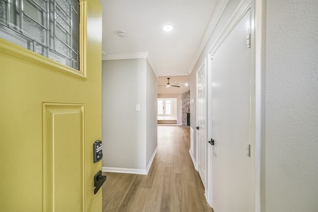 Building Photo - 10826 Thorncliff Dr