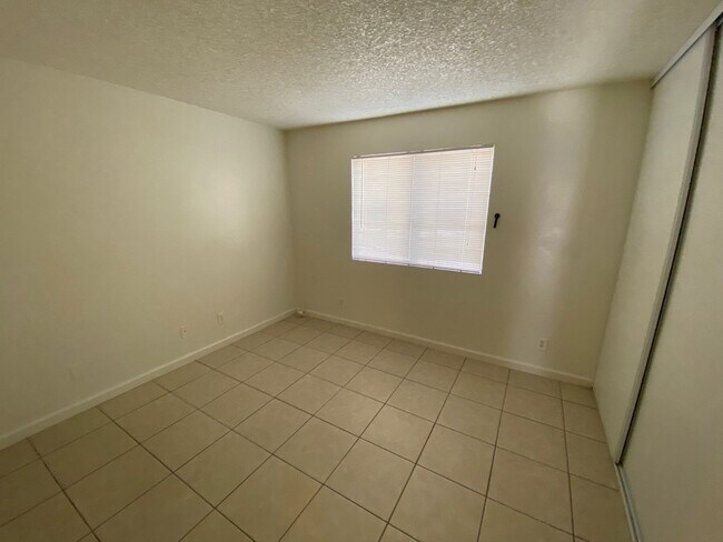 Building Photo - 2 bed downstairs unit