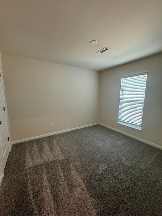 Building Photo - Stunning 3BR 2.5BA Townhome in Jamestown