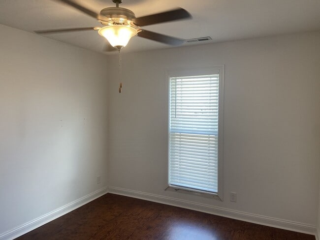 Building Photo - 4 bed, 3 bath, under $1900  Wow.