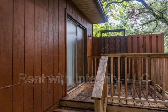 Building Photo - 1500 Twin Lakes Cir