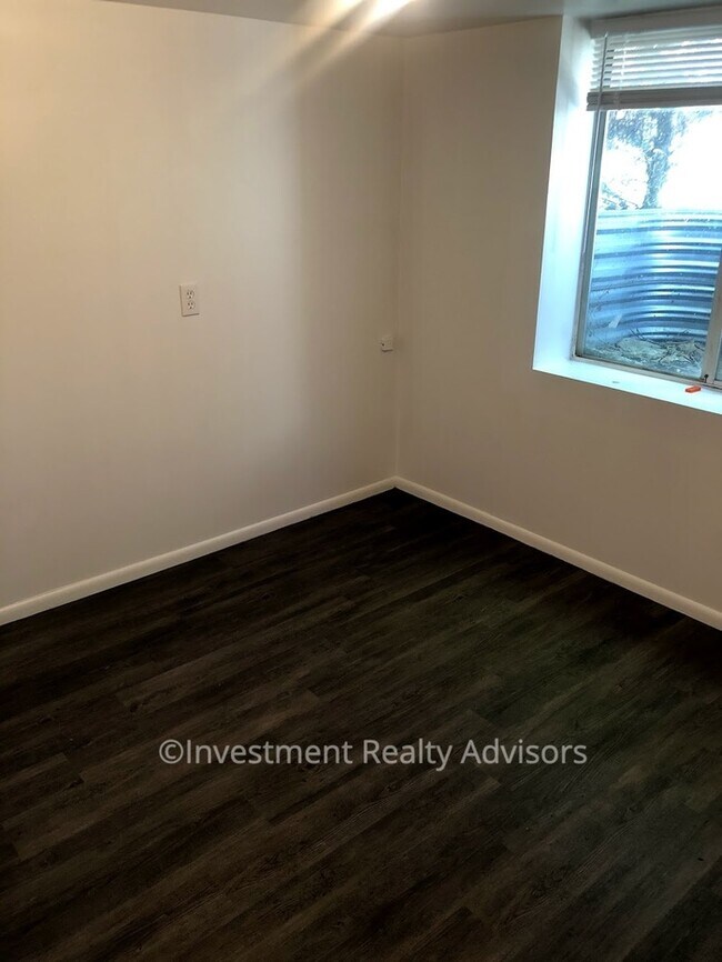Building Photo - 2 bed 1 bath Basement Apartment in Sandy!