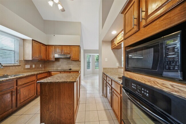 Building Photo - 2402 Brookdale Dr