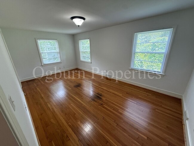 Building Photo - 2403 Lyndhurst Ave
