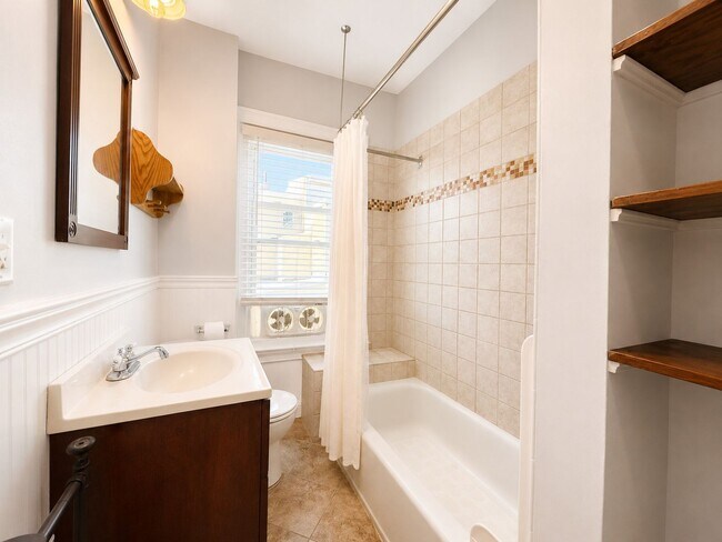 Building Photo - Charming Manayunk Rowhome with Private Yard & Front Porch Near Main Street