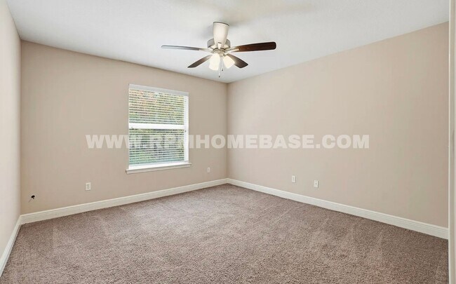 Building Photo - Contemporary 3 Bed 3 Bath Townhome Just 4 Miles from Navarre Beach