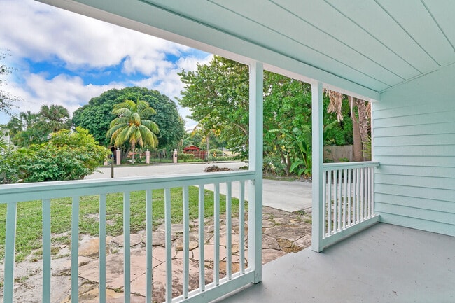 Building Photo - 413 36th St