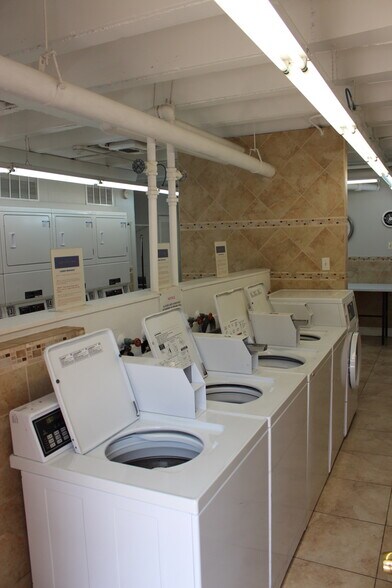 Building Photo - 8401 N New Braunfels Ave